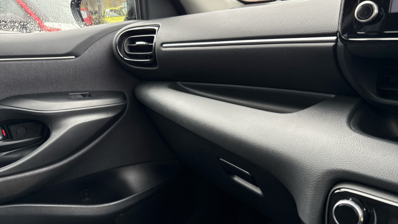 Toyota Yaris 1.5 Hybrid Design 5dr CVT Hybrid Hatchback